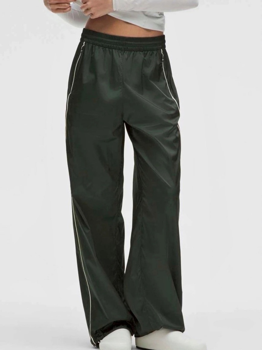 *Rare*Lululemon Stretch Satin Nylon Mid-Rise Pant
Rainforest Green / Light Ivory - Picture 1 of 9